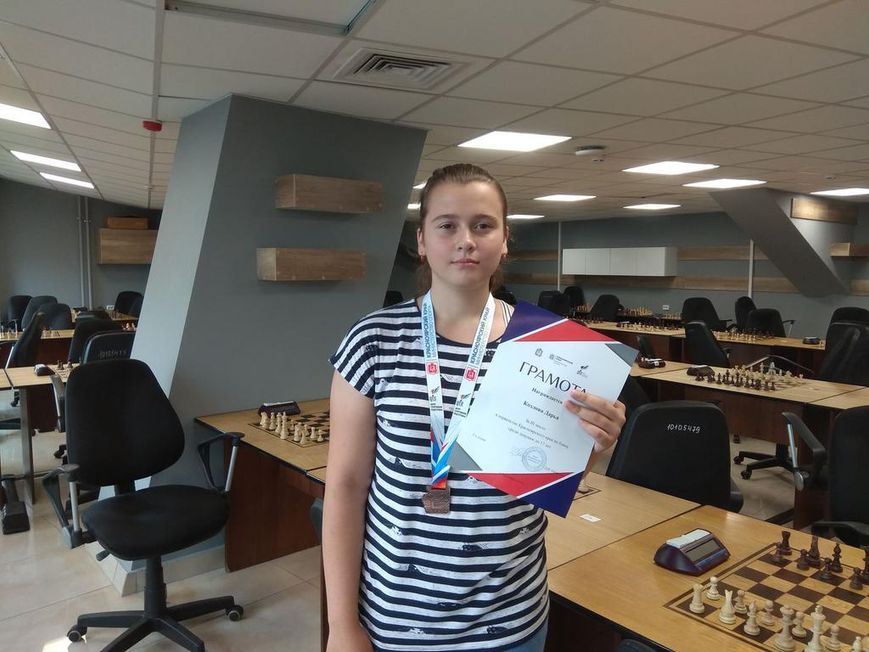 Учащаяся шахматного отделения Богучанской ДЮСШ Козлова Дарья завоевала 2 золотые медали на первенстве Красноярского края 2020г по быстрым шахматам и блицу.