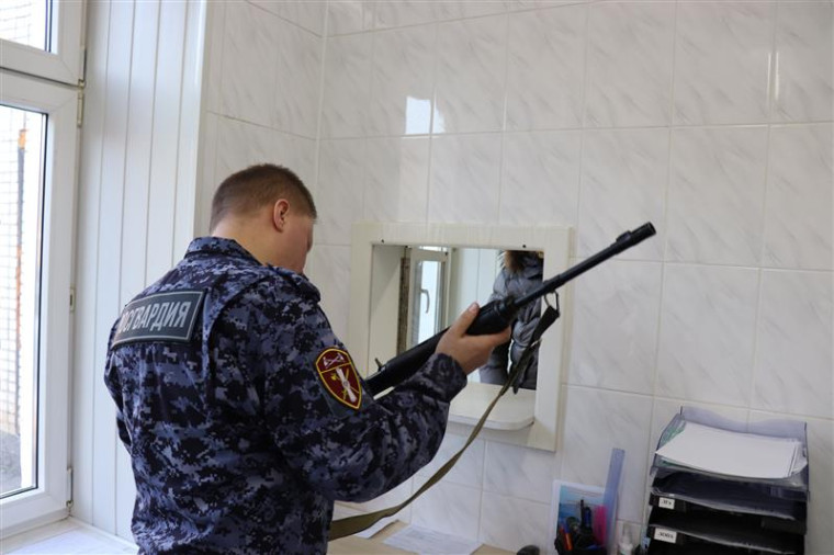Сотрудники лицензионно-разрешительной работы с. Богучаны Управления Росгвардии по Красноярскому краю напоминают гражданам о добровольной сдаче оружия и боеприпасов. Сотрудники лицензионно-разрешительной работы с. Богучаны Управления Росгвардии по Красноярскому краю напоминают гражданам о добровольной сдаче оружия и боеприпасов.
