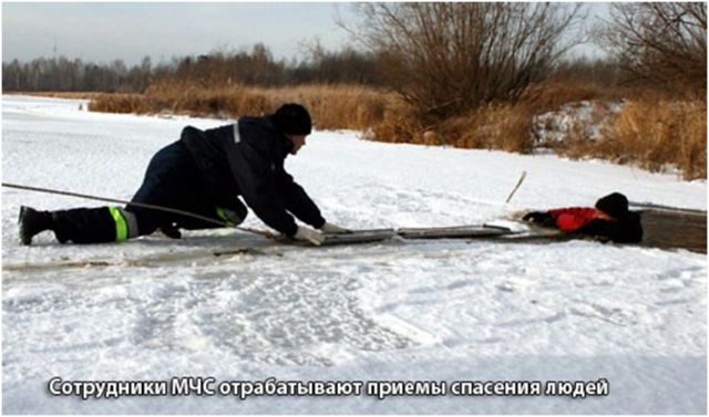 Сотрудники МЧС отрабатывают приемы спасения людей..