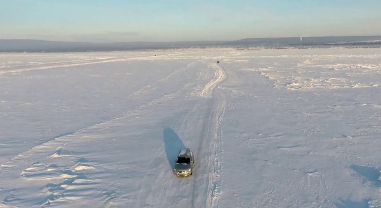 В с.Богучаны пользуются несанкционированной ледовой переправой, невзирая на предупреждения сотрудников ГИМС МЧС России..